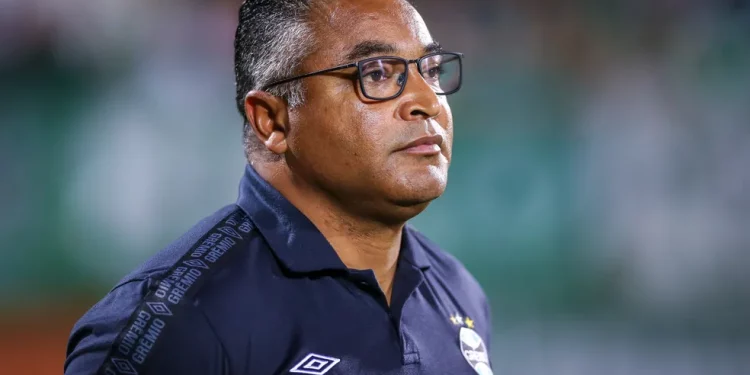 Vasco não fez proposta por Roger Machado