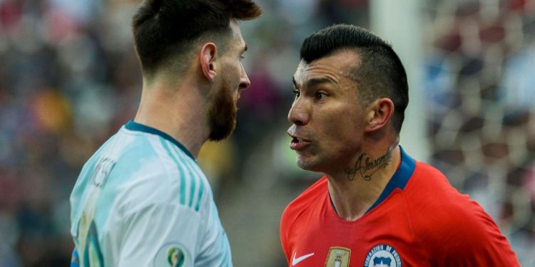 Vasco negocia com volante Gary Medel, da Seleção Chilena