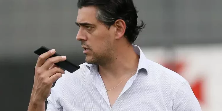 Vasco tenta atravessar Internacional por volante