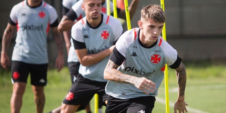 Orellano pode ser titular no clássico contra o Botafogo