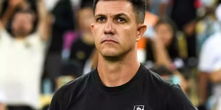 Miranda ou Lyncon? Confira quem deve ser o titular do Vasco contra o Goiás