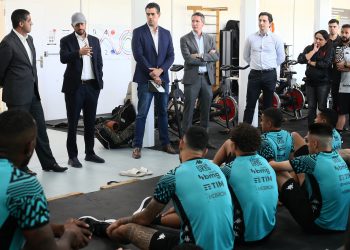 Conflito? Dirigentes do Vasco querem técnico brasileiro e 777 estrangeiro; clube agoniza por enquanto