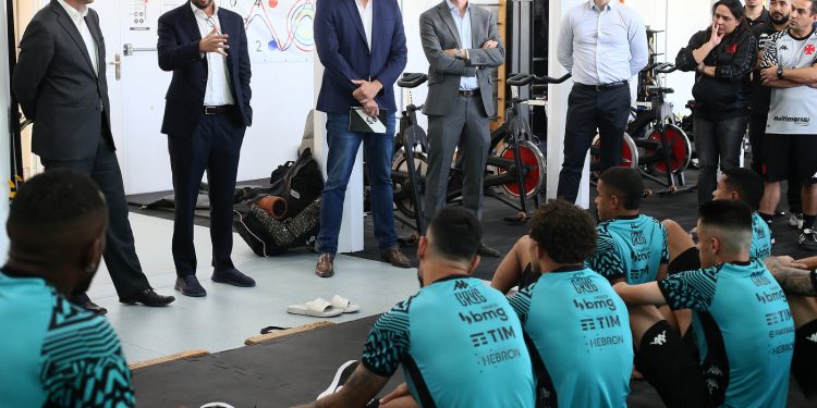 Conflito? Dirigentes do Vasco querem técnico brasileiro e 777 estrangeiro; clube agoniza por enquanto