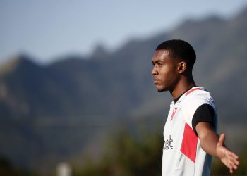 Clube da Premier League inicia negociação com o Vasco por Rayan