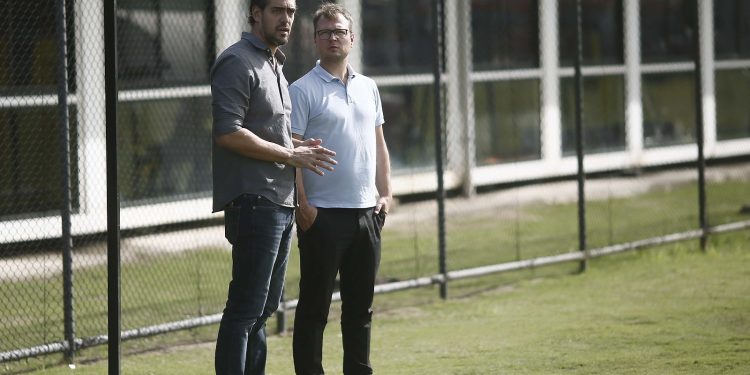 Três nomes protagonizam lista de técnicos em pauta para o Vasco; veja quais são