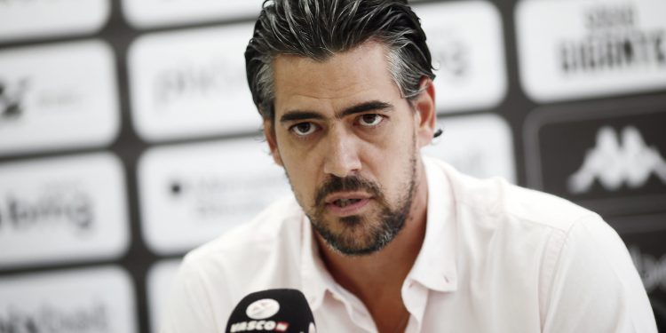 Paulo Bracks quer corrigir rota no Vasco, mas só recebe negativa no mercado