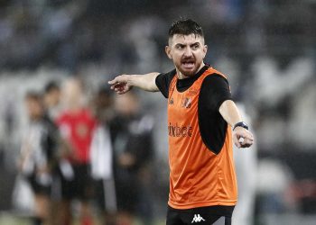 Vasco: William Batista passa bastão para Ramón Díaz e volta para o Sub-20