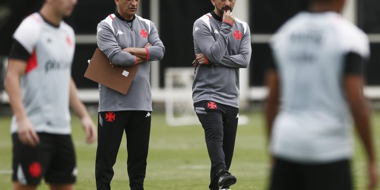 Vasco estabelece prazo para contratar atacante, meia e volante; confira