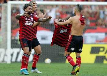 Ídolo do Flamengo revela admiração pelo Vasco