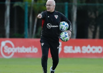 São Paulo age no silêncio e quer furar olho do Vasco