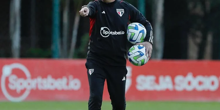 São Paulo age no silêncio e quer furar olho do Vasco