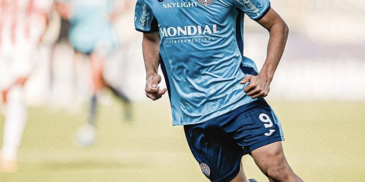 Vasco contrata centroavante exímio cabeceador para a base