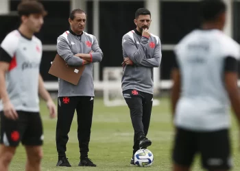 Vasco pode ter mudança no ataque contra o Fluminense; confira