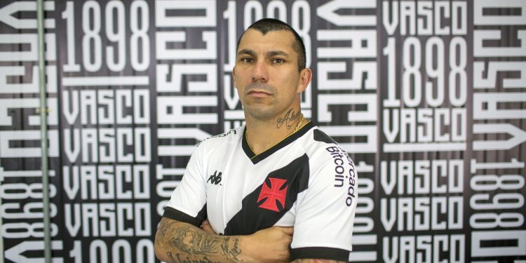 Medel deve fazer sua estreia no Vasco atuando como zagueiro