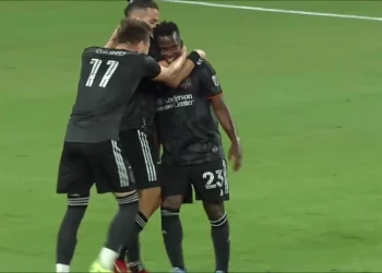 Novo atacante do Vasco já marcou golaço do meio de campo