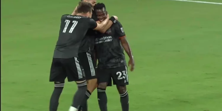 Novo atacante do Vasco já marcou golaço do meio de campo