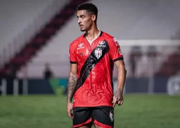 Novo lateral do Vasco, Jefferson chega ao clube com opção de compra de R$ 9,4 milhões