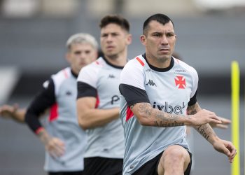 Medel, Maicon ou Léo? Vasco define dupla de zaga contra o Coritiba