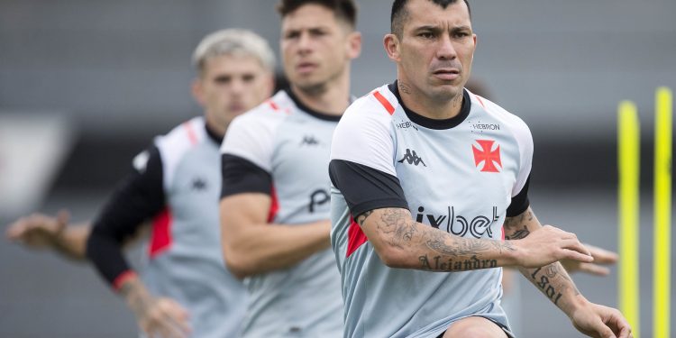 Medel, Maicon ou Léo? Vasco define dupla de zaga contra o Coritiba