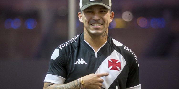 Reforço do Vasco realiza exames para começar a treinar com elenco