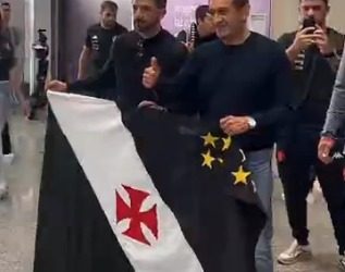 Torcida do Vasco recebe Ramón Díaz no aeroporto e pede reforços