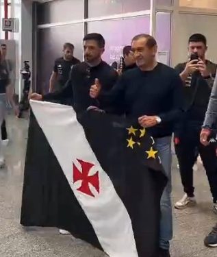 Torcida do Vasco recebe Ramón Díaz no aeroporto e pede reforços