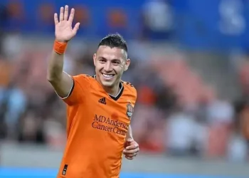 Vasco corre para regularizar atacante