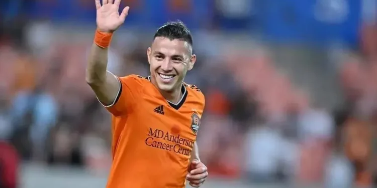 Vasco corre para regularizar atacante