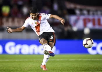 Vasco pode avançar com zagueiro do River Plate