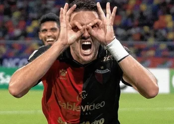 Vasco tem interesse em Facundo Garcês, zagueiro e capitão do Cólon