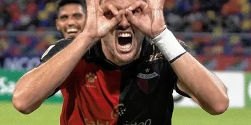 Vasco tem interesse em Facundo Garcês, zagueiro e capitão do Cólon