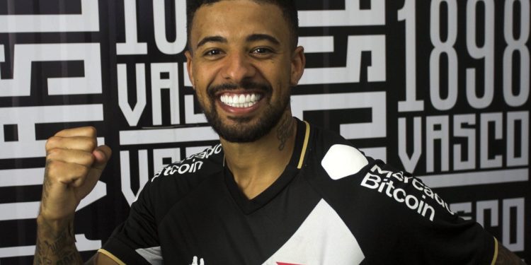 Paulinho é apresentado pelo Vasco e fala sobre versatilidade em campo