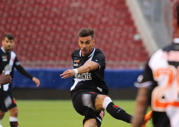 Ex-volante do Vasco vira centroavante e vive momento artilheiro