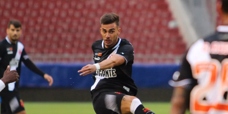 Ex-volante do Vasco vira centroavante e vive momento artilheiro