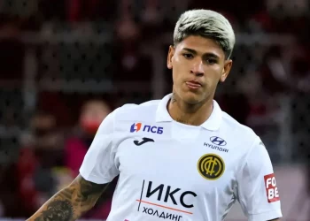 Vasco fica longe de Carrascal; Meia quer atuar pelo clube