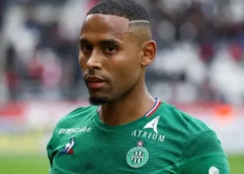 Vasco age no mercado e inicia conversas com lateral da Europa