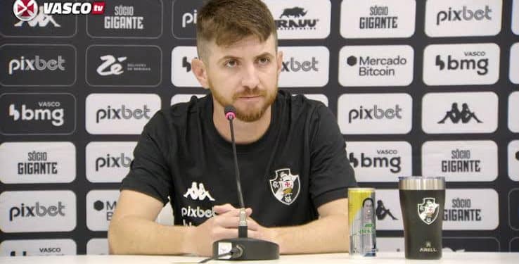 William Batista sai em defesa de Alex Teixeira e Pedro Raul