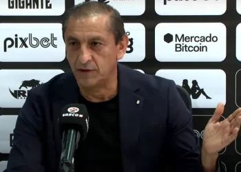 Ramón Díaz manda recado e anima torcida do Vasco