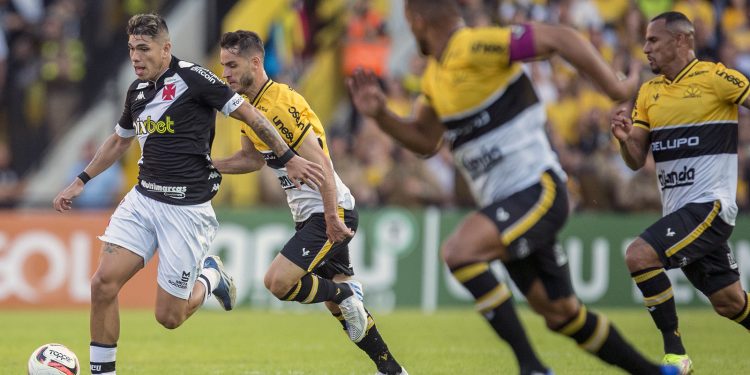 Vasco: Venda de Carlos Palacios para o Colo-Colo está próxima de ser finalizada