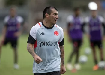 Medel ganha moral no Vasco após atuação contra Suárez