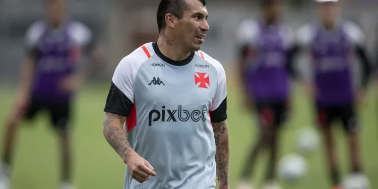 Medel ganha moral no Vasco após atuação contra Suárez