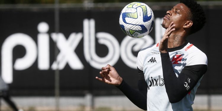 Robson agrada e Ramón Díaz deve manter zagueiro no time titular do Vasco