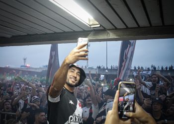 Vasco é irônico nas redes sociais e agita a web