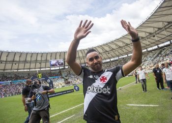 Payet vive dia de torcedor do Vasco