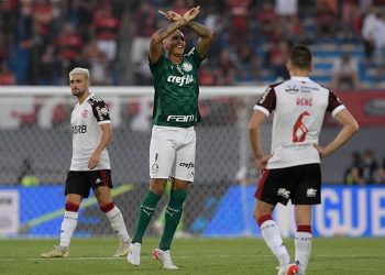 Torcedor do Vasco, Deyverson lamenta má fase do clube: “Não merece estar passando por isso”