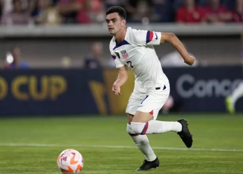 Empresário confirma contato do Vasco por meia Alan Soñora