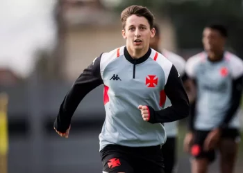 Jogador do Vasco comemora classificação do Olimpia contra o Flamengo