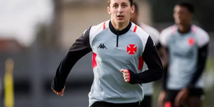 Jogador do Vasco comemora classificação do Olimpia contra o Flamengo