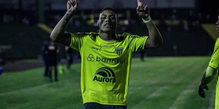 Juventude acerta com ex-Vasco