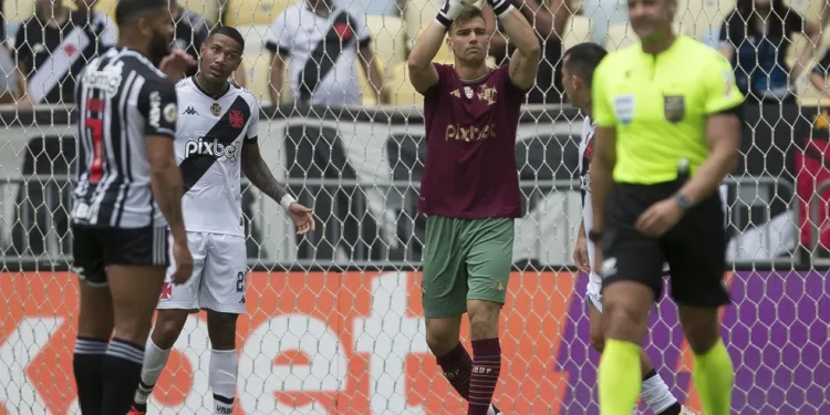 Léo Jardim fecha o gol novamente contra o Atlético-MG